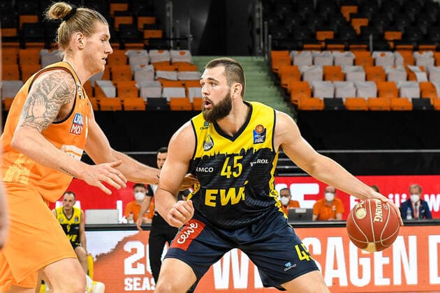 GER, BBL, Play offs, ratiopharm ulm vs EWE Baskets Oldenburg 24 05 2021, ratiopharm arena, Neu Ulm, GER, BBL, Play offs, ratiopharm ulm vs EWE Baskets Oldenburg, pictured Dylan Osetkowski Ulm, 21 , Nathan Boothe Oldenburg, 45 nordphotoxGmbHx xHafner nph00200