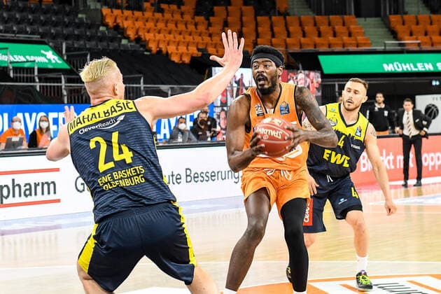 GER, BBL, Play offs, ratiopharm ulm vs EWE Baskets Oldenburg 24 05 2021, ratiopharm arena, Neu Ulm, GER, BBL, Play offs, ratiopharm ulm vs EWE Baskets Oldenburg, in picture Aric Holman Ulm, 35 cant be stopped by Rasid Mahalbasic Oldenburg, 24 nordphotoxGmbHx xHafner nph00200