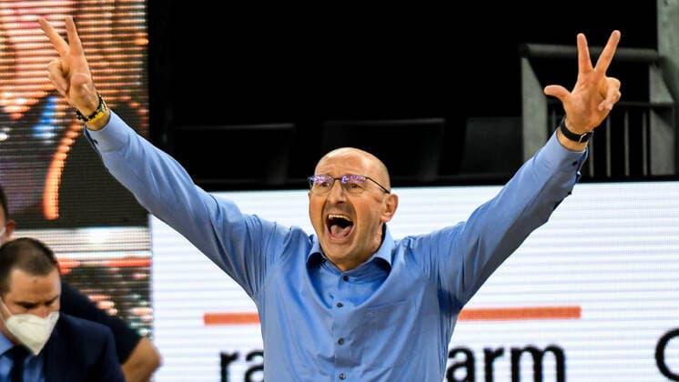 GER, BBL, Play offs, ratiopharm ulm vs EWE Baskets Oldenburg 24 05 2021, ratiopharm arena, Neu Ulm, GER, BBL, Play offs, ratiopharm ulm vs EWE Baskets Oldenburg, in the picture full commitment of Mladen Drijencic Oldenburg on the sidelines nordphotoxGmbHx xHafner nph00200
