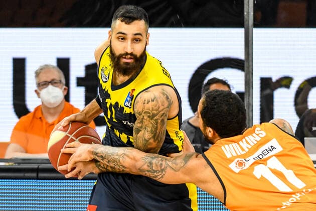GER, BBL, Play offs, ratiopharm ulm vs EWE Baskets Oldenburg 24 05 2021, ratiopharm arena, Neu Ulm, GER, BBL, Play offs, ratiopharm ulm vs EWE Baskets Oldenburg, in picture Martin Breunig Oldenburg, 12 , Isaiah Wilkins Ulm, 11 stretches for the ball nordphotoxGmbHx xHafner nph00200