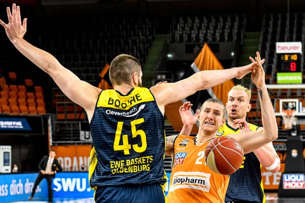 GER, BBL, Play offs, ratiopharm ulm vs EWE Baskets Oldenburg 24 05 2021, ratiopharm arena, Neu Ulm, GER, BBL, Play offs, ratiopharm ulm vs EWE Baskets Oldenburg, in picture Nathan Boothe Oldenburg, 45 , Dylan Osetkowski Ulm, 21 loses the ball, Rasid Mahalbasic Oldenburg, 24 nordphotoxGmbHx xHafner nph00200