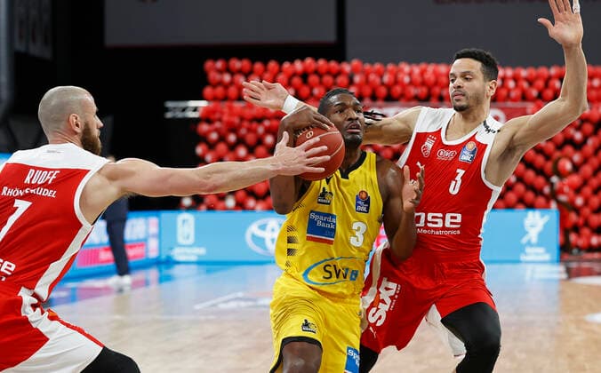 25 05 2021, Basketball, BBL 2020 2021, Playoffs Quarterfinals, 4 Game, Brose Bamberg MHP RIESEN Ludwigsburg, GER, Bamberg, Brose Arena, from left Alex Ruhoff Brose Bamberg , Jaleen Smith MHP RIESEN and Dominic Lockhart Brose Bamberg Copyright: HMBxMedia xHeikoxBecker