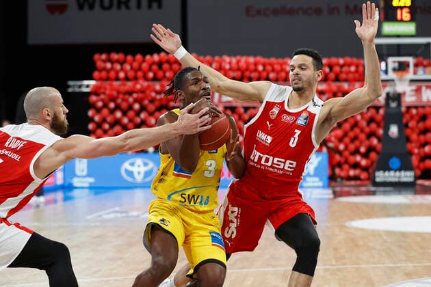 25 05 2021, Basketball, BBL 2020 2021, Playoffs Quarterfinals, 4 Game, Brose Bamberg MHP RIESEN Ludwigsburg, GER, Bamberg, Brose Arena, from left Alex Ruhoff Brose Bamberg , Jaleen Smith MHP RIESEN and Dominic Lockhart Brose Bamberg Copyright: HMBxMedia xHeikoxBecker