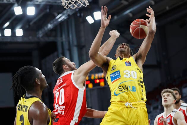 25 05 2021, Basketball, BBL 2020 2021, Playoffs Quarterfinals, 4 Game, Brose Bamberg MHP RIESEN Ludwigsburg, GER, Bamberg, Brose Arena, f li Jaleen Smith MHP RIESEN , Chase Fieler Brose Bamberg und Oscar da Silva MHP RIESEN Copyright: HMBxMedia xHeikoxBecker