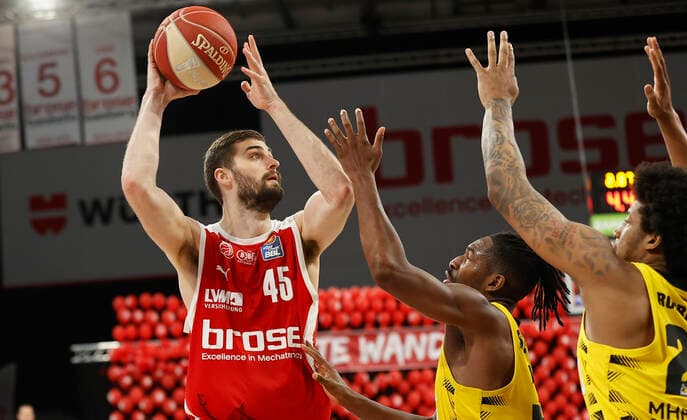 25 05 2021, Basketball, BBL 2020 2021, Playoffs Quarterfinals, 4 Game, Brose Bamberg MHP RIESEN Ludwigsburg, GER, Bamberg, Brose Arena, from left David Kravish Brose Bamberg , Jaleen Smith MHP RIESEN and Desi Rodriguez MHP RIESEN Copyright: HMBxMedia xHeikoxBecker