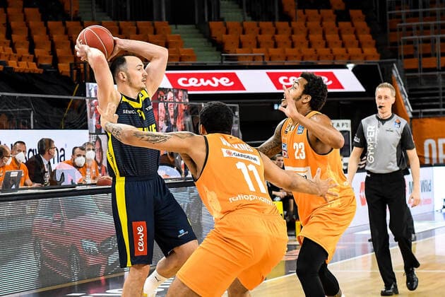 GER, BBL, Play offs, ratiopharm ulm vs EWE Baskets Oldenburg 26 05 2021, ratiopharm arena, Neu Ulm, GER, BBL, Play offs, ratiopharm ulm vs EWE Baskets Oldenburg, in the picture Karsten Tadda Oldenburg, 9 tries to assert himself against Isaiah Wilkins Ulm, 11 and Troy Caupain Ulm, 23 nordphotoxGmbHx xHafner nph00200