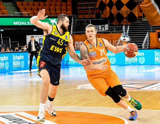 GER, BBL, Play offs, ratiopharm ulm vs EWE Baskets Oldenburg 26 05 2021, ratiopharm arena, Neu Ulm, GER, BBL, Play offs, ratiopharm ulm vs EWE Baskets Oldenburg, in the picture Dylan Osetkowski Ulm, 21 is fighting against Nathan Boothe Oldenburg, 45 nordphotoxGmbHx xHafner nph00200