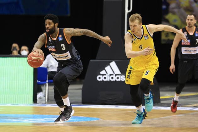 DEU, GER, easyCredit BBL, ALBA vs ratiopharm Ulm, 2 game, 01 06 2021, Mercedes Benz Arena, Berlin, DEU, GER, easyCredit BBL, ALBA vs ratiopharm Ulm, 2 game, in picture Niels Giffey ALBA Berlin 5 , Cameron Clark ratiopharm Ulm 3 nordphotoxGmbHx xEngler nph00076