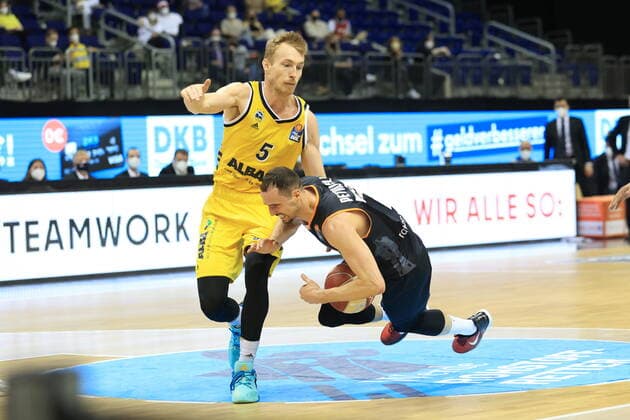 DEU, GER, easyCredit BBL, ALBA vs ratiopharm Ulm, 2 game, 01 06 2021, Mercedes Benz Arena, Berlin, DEU, GER, easyCredit BBL, ALBA vs ratiopharm Ulm, 2 game, in picture Niels Giffey ALBA Berlin 5 , John Petrucelli ratiopharm Ulm 7 nordphotoxGmbHx xEngler nph00076