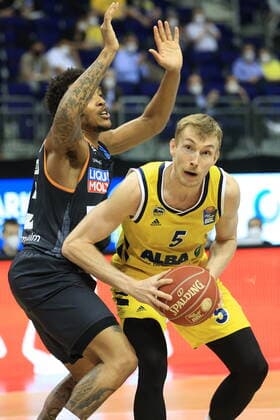 DEU, GER, easyCredit BBL, ALBA vs ratiopharm Ulm, 2 game, 01 06 2021, Mercedes Benz Arena, Berlin, DEU, GER, easyCredit BBL, ALBA vs ratiopharm Ulm, 2 game, in picture Niels Giffey ALBA Berlin 5 , Troy Caupain ratiopharm Ulm 23 nordphotoxGmbHx xEngler nph00076