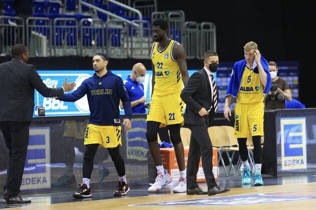 DEU, GER, easyCredit BBL, ALBA vs ratiopharm Ulm, 2 game, 01 06 2021, Mercedes Benz Arena, Berlin, DEU, GER, easyCredit BBL, ALBA vs ratiopharm Ulm, 2 game, in picture Peyton Siva ALBA Berlin 3 , Christ Koumadje ALBA Berlin 21 , Niels Giffey ALBA Berlin 5 , Headcoach, Jaka Lakovic ratiopharm Ulm nordphotoxGmbHx xEngler nph00076