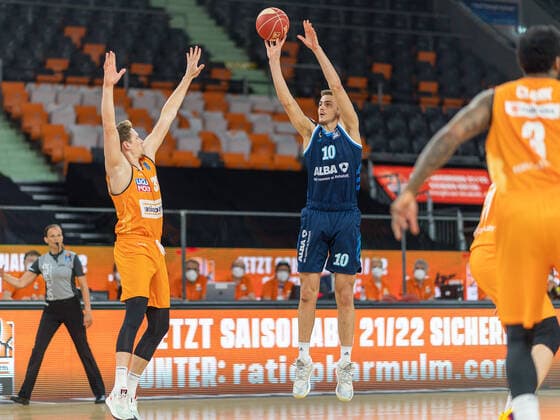 Patrick Heckmann Ratiopharm Ulm 33 , Tim Schneider Alba Berlin, 10 , Ratiopharm Ulm vs Alba Berlin, basketball, playoffs, game 4, season 2020 2021, 05 06 2021, Ratiopharm Ulm vs Alba Berlin, basketball, playoffs, game 4, season 2020 2021, 05 06 2021 New Ulm Copyright: xEibner-Pressefoto SaschaxWaltherx EP_EER