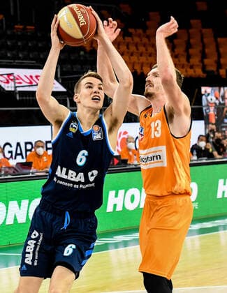 GER, BBL, Play offs, ratiopharm ulm vs Alba Berlin 05 06 2021, ratiopharm arena, Neu Ulm, GER, BBL, Play offs, ratiopharm ulm vs Alba Berlin, pictured Malte Delow Berlin, 6 , Andreas Obst Ulm, 13 nordphotoxGmbHx xHafner nph00200