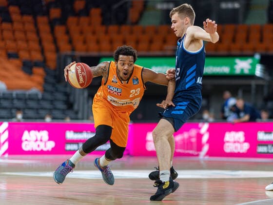 Troy Caupain Ratiopharm Ulm 23 , Malte Delow Alba Berlin, 06 , Ratiopharm Ulm vs Alba Berlin, basketball, playoffs, game 4, season 2020 2021, 05 06 2021, Ratiopharm Ulm vs Alba Berlin, basketball, playoffs, game 4, season 2020 2021, 05 06 2021 New Ulm Copyright: xEibner-Pressefoto SaschaxWaltherx EP_EER
