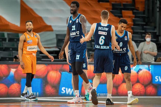 Christ Koumadje Alba Berlin, 21 , Malte Delow Alba Berlin, 06 ,Maodo Lo Alba Berlin, 00 , look forward, John Petrucelli Ratiopharm Ulm 07 is disappointed, Ratiopharm Ulm vs Alba Berlin, basketball, playoffs, game 4, season 2020 2021, 05 06 2021, Ratiopharm Ulm vs Alba Berlin, basketball, playoffs, game 4, season 2020 2021, 05 06 2021 New Ulm Copyright: xEibner-Pressefoto SaschaxWaltherx EP_EER