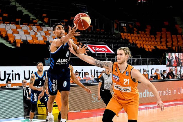 GER, BBL, Play offs, ratiopharm ulm vs Alba Berlin 05 06 2021, ratiopharm arena, Neu Ulm, GER, BBL, Play offs, ratiopharm ulm vs Alba Berlin, in the picture Maodo Lo Berlin, 0 prevails against Dylan Osetkowski Ulm, 21 nordphotoxGmbHx xHafner nph00200