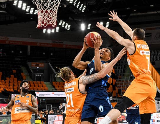 GER, BBL, Play offs, ratiopharm ulm vs Alba Berlin 05 06 2021, ratiopharm arena, Neu Ulm, GER, BBL, Play offs, ratiopharm ulm vs Alba Berlin, in picture Cameron Clark Ulm, 3 , Maodo Lo Berlin, 0 is fouled by Dylan Osetkowski Ulm, 21 , John Petrucelli Ulm, 7 nordphotoxGmbHx xHafner nph00200