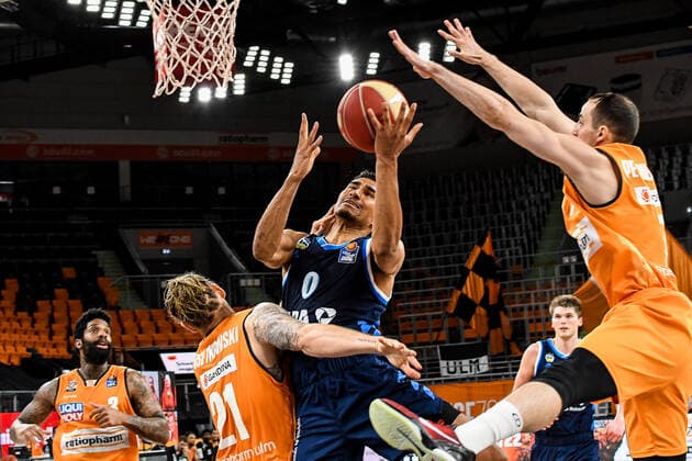 GER, BBL, Play offs, ratiopharm ulm vs Alba Berlin 05 06 2021, ratiopharm arena, Neu Ulm, GER, BBL, Play offs, ratiopharm ulm vs Alba Berlin, in picture Cameron Clark Ulm, 3 , Maodo Lo Berlin, 0 is fouled by Dylan Osetkowski Ulm, 21 , John Petrucelli Ulm, 7 nordphotoxGmbHx xHafner nph00200