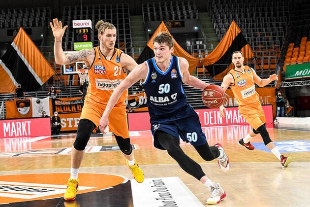 GER, BBL, Play offs, ratiopharm ulm vs Alba Berlin 05 06 2021, ratiopharm arena, Neu Ulm, GER, BBL, Play offs, ratiopharm ulm vs Alba Berlin, in the picture Ben Lammers Berlin, 50 is fighting against Dylan Osetkowski Ulm, 21, in the background John Petrucelli Ulm, 7 nordphotoxGmbHx xHafner nph00200