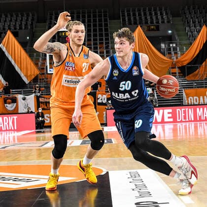 GER, BBL, Play offs, ratiopharm ulm vs Alba Berlin 05 06 2021, ratiopharm arena, Neu Ulm, GER, BBL, Play offs, ratiopharm ulm vs Alba Berlin, in the picture Ben Lammers Berlin, 50 is beating Dylan Osetkowski Ulm, 21 nordphotoxGmbHx xHafner nph00200