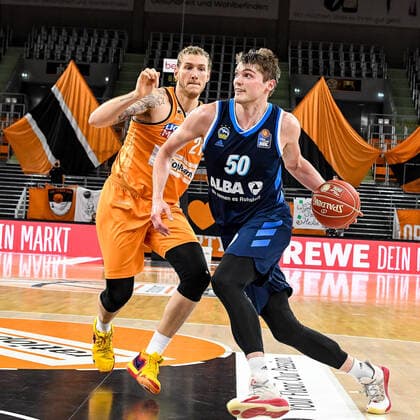 GER, BBL, Play offs, ratiopharm ulm vs Alba Berlin 05 06 2021, ratiopharm arena, Neu Ulm, GER, BBL, Play offs, ratiopharm ulm vs Alba Berlin, in the picture Ben Lammers Berlin, 50 is beating Dylan Osetkowski Ulm, 21 nordphotoxGmbHx xHafner nph00200