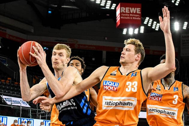 GER, BBL, Play offs, ratiopharm ulm vs Alba Berlin 05 06 2021, ratiopharm arena, Neu Ulm, GER, BBL, Play offs, ratiopharm ulm vs Alba Berlin, in the picture a lot of physical effort, Niels Giffey Berlin, 5 , Patrick Heckmann Ulm, 33 nordphotoxGmbHx xHafner nph00200