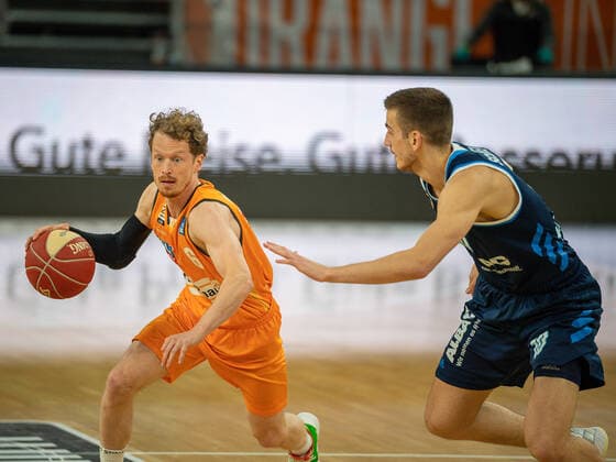 Per Guenther Ratiopharm Ulm 06 , Tim Schneider Alba Berlin, 10 , Ratiopharm Ulm vs Alba Berlin, basketball, playoffs, game 4, season 2020 2021, 05 06 2021, Ratiopharm Ulm vs Alba Berlin, basketball, playoffs, game 4, season 2020 2021, 05 06 2021 New Ulm Copyright: xEibner-Pressefoto SaschaxWaltherx EP_EER
