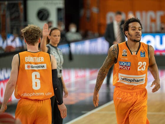 Per Guenther Ratiopharm Ulm 06 leaves and Troy Caupain Ratiopharm Ulm 23 arrives, Ratiopharm Ulm vs Alba Berlin, basketball, playoffs, game 4, season 2020 2021, 05 06 2021, Ratiopharm Ulm vs Alba Berlin, basketball, playoffs, game 4, season 2020 2021, 05 06 2021 New Ulm Copyright: xEibner-Pressefoto SaschaxWaltherx EP_EER
