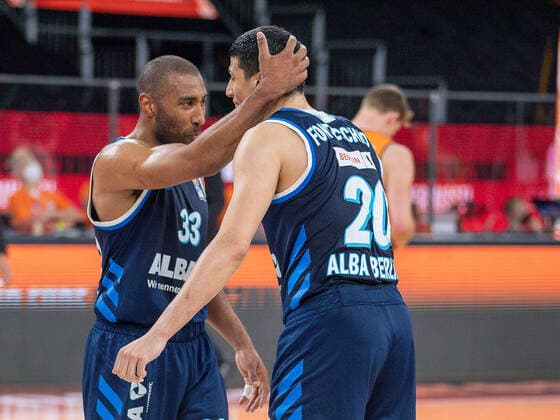 Cheers in Berlin, Jayson Granger Alba Berlin, 33 , Simone Fontecchio Alba Berlin, 20 , Ratiopharm Ulm vs Alba Berlin, basketball, playoffs, game 4, season 2020 2021, 05 06 2021, Ratiopharm Ulm vs Alba Berlin, basketball, playoffs, game 4, season 2020 2021, 05 06 2021 New Ulm. Copyright: xEibner-Pressefoto SaschaxWaltherx EP_EER