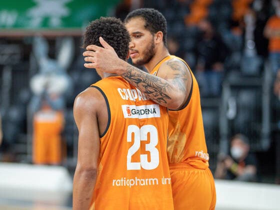 Deeply disappointed, Troy Caupain Ratiopharm Ulm 23 , is trotted out by Isaiah Wilkins Ratiopharm Ulm 11 Ratiopharm Ulm vs Alba Berlin, Basketball, Playoffs, Game 4, Season 2020 2021, 05 06 2021, Ratiopharm Ulm vs Alba Berlin, Basketball, Playoffs, Game 4, Season 2020 2021, 05 06 2021 New Ulm Copyright: xEibner-Pressefoto SaschaxWaltherx EP_EER
