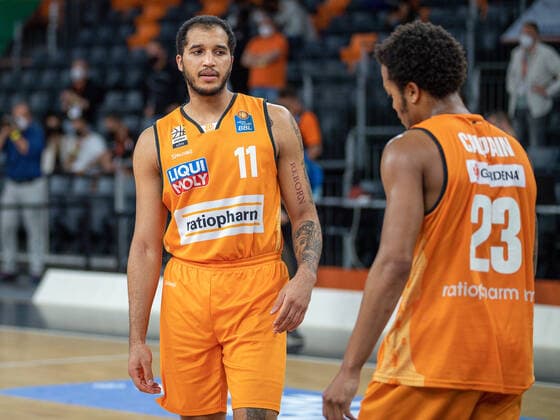 Deeply disappointed, Troy Caupain Ratiopharm Ulm 23 , is trotted out by Isaiah Wilkins Ratiopharm Ulm 11 Ratiopharm Ulm vs Alba Berlin, Basketball, Playoffs, Game 4, Season 2020 2021, 05 06 2021, Ratiopharm Ulm vs Alba Berlin, Basketball, Playoffs, Game 4, Season 2020 2021, 05 06 2021 New Ulm Copyright: xEibner-Pressefoto SaschaxWaltherx EP_EER