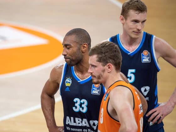 Joy and sorrow close together, Jayson Granger Alba Berlin, 33 , Andreas Obst Ratiopharm Ulm 13 , Nils Giffey Alba Berlin, 05 , Ratiopharm Ulm vs Alba Berlin, basketball, playoffs, game 4, season 2020 2021, 05 06 2021, Ratiopharm Ulm vs Alba Berlin, basketball, playoffs, game 4, season 2020 2021, 05 06 2021 New Ulm Copyright: xEibner-Pressefoto SaschaxWaltherx EP_EER