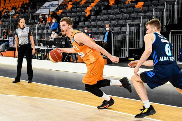 GER, BBL, Play offs, ratiopharm ulm vs Alba Berlin 05 06 2021, ratiopharm arena, Neu Ulm, GER, BBL, Play offs, ratiopharm ulm vs Alba Berlin, in picture referee Anne Panther, Andreas Obst Ulm, 13 , Malte Delow Berlin, 6 nordphotoxGmbHx xHafner nph00200