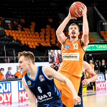 GER, BBL, Play offs, ratiopharm ulm vs Alba Berlin 05 06 2021, ratiopharm arena, Neu Ulm, GER, BBL, Play offs, ratiopharm ulm vs Alba Berlin, pictured Malte Delow Berlin, 6 , Andreas Obst Ulm, 13 pts. nordphotoxGmbHx xHafner nph00200