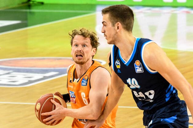 GER, BBL, Play offs, ratiopharm ulm vs Alba Berlin 05 06 2021, ratiopharm arena, Neu Ulm, GER, BBL, Play offs, ratiopharm ulm vs Alba Berlin, in picture Per Günther Guenther Ulm, 6 , Tim Schneider Berlin, 10 nordphotoxGmbHx xHafner nph00200