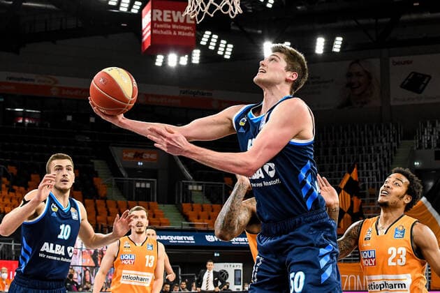 GER, BBL, Play offs, ratiopharm ulm vs Alba Berlin 05 06 2021, ratiopharm arena, Neu Ulm, GER, BBL, Play offs, ratiopharm ulm vs Alba Berlin, in the picture Tim Schneider Berlin, 10 , Andreas Obst Ulm, 13 and Troy Caupain Ulm, 23 watch Ben Lammers Berlin, 50 go to the basket nordphotoxGmbHx xHafner nph00200