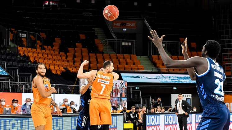 GER, BBL, Play offs, ratiopharm ulm vs Alba Berlin 05 06 2021, ratiopharm arena, Neu Ulm, GER, BBL, Play offs, ratiopharm ulm vs Alba Berlin, in picture Isaiah Wilkins Ulm, 11 , John Petrucelli Ulm, 7 , pass for Jean Marc Christ Koumadje Berlin, 21 nordphotoxGmbHx xHafner nph00200