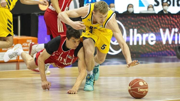 v l Vladimir Lucic Bayern 11, Niels Giffey Alba 5, 09 06 2021, BBL, Alba Berlin vs FC Bayern Final Game 1, at Mercedes Benz Arena, GER, Berlin, 09 06 2021, BBL, Alba vs FC Bayern Game 1 Playoff Berlin Copyright: xUwexKoch Eibner-Pressefotox EP_UKH