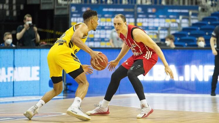 v l Maodo Lo Alba 0, Robin Amaize Bayern 15, 09 06 2021, BBL, Alba Berlin vs FC Bayern Final Game 1, at Mercedes Benz Arena, GER, Berlin, 09 06 2021, BBL, Alba vs FC Bayern Game 1 Playoff Berlin Copyright: xUwexKoch Eibner-Pressefotox EP_UKH