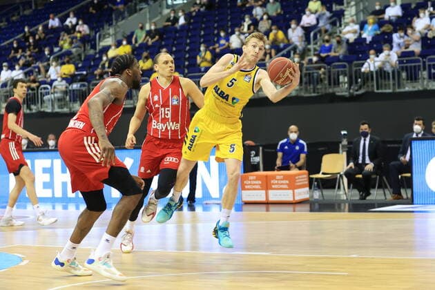 DEU, GER, easyCredit BBL, ALBA vs Bayern Muenchen, 09 06 2021, Mercedes Benz Arena, Berlin, DEU, GER, easyCredit BBL, ALBA vs Bayern Muenchen, in picture Niels Giffey ALBA Berlin 5 , Robin Amaize FC Bayern Muenchen 15 , Jalen Reynolds FC Bayern Muenchen 8 nordphotoxGmbHx xEngler nph00076