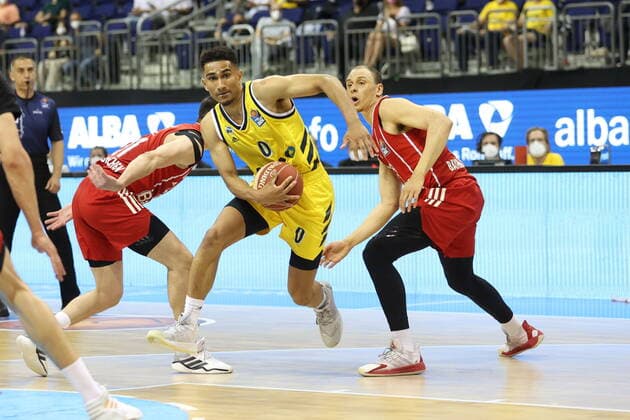 DEU, GER, easyCredit BBL, ALBA vs Bayern Muenchen, 09 06 2021, Mercedes Benz Arena, Berlin, DEU, GER, easyCredit BBL, ALBA vs Bayern Muenchen, in picture Maodo Lo ALBA Berlin 0 , Robin Amaize FC Bayern Muenchen 15 nordphotoxGmbHx xEngler nph00076