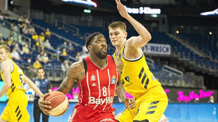 v l Jalen Reynolds Bayern 8, Ben Lammers Alba 50, 10 06 2021, BBL, Alba Berlin vs FC Bayern Final Game 2, at Mercedes Benz Arena, GER, Berlin, 10 06 2021, BBL, Alba vs FC Bayern Game 2 Playoff Berlin Copyright: xUwexKoch Eibner-Pressefotox EP_UKH