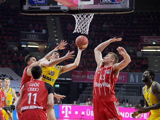 12 06 2021, xemx, basketball BBL playoff final, 3 matchday, FC Bayern Muenchen Alba Berlin emspor, v l Nihad Dedovic FC Bayern Basketball , Simone Fontecchio Alba Berlin , Leon Radosevic FC Bayern Basketball duel, duel, fight, tackle Muenchen