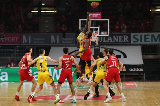 Tip Off of the match GER, FC Bayern Basketball vs Alba Berlin, Basketball, 1 Bundesliga, Playoffs 2020 2021, Final Game 3, 12 06 2021, GER, FC Bayern Basketball vs Alba Berlin, Basketball, 1 Bundesliga, Playoffs 2020 2021, Final Game 3, 12 06 2021, Muenchen Copyright: xEIBNER MarcelxEngelbrechtx EP_EER