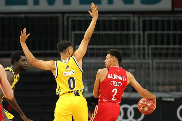 Duel between Maodo Lo Berlin and Wade Baldwin IV Muenchen GER, FC Bayern Basketball vs Alba Berlin, Basketball, 1 Bundesliga, Playoffs 2020 2021, Final Game 3, 12 06 2021, GER, FC Bayern Basketball vs Alba Berlin, Basketball, 1 Bundesliga, Playoffs 2020 2021, Final Game 3, 12 06 2021, Muenchen Copyright: xEIBNER MarcelxEngelbrechtx EP_EER