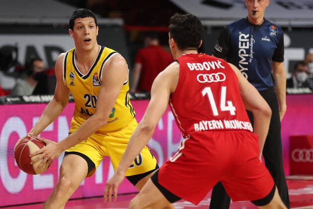 Duel between Simone Fontecchio Berlin and Nihad Dedovic Muenchen GER, FC Bayern Basketball vs Alba Berlin, Basketball, 1 Bundesliga, Playoffs 2020 2021, Final Game 3, 12 06 2021, GER, FC Bayern Basketball vs Alba Berlin, Basketball, 1 Bundesliga, Playoffs 2020 2021, Final Game 3, 12 06 2021, Muenchen Copyright: xEIBNER MarcelxEngelbrechtx EP_EER