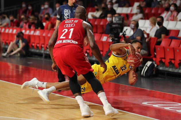 Johannes Thiemann Berlin tries to save the ball GER, FC Bayern Basketball vs Alba Berlin, Basketball, 1 Bundesliga, Playoffs 2020 2021, Final Game 3, 12 06 2021, GER, FC Bayern Basketball vs Alba Berlin, Basketball, 1 Bundesliga, Playoffs 2020 2021, Final Game 3, 12 06 2021, Munich Copyright: xEIBNER MarcelxEngelbrechtx EP_EER