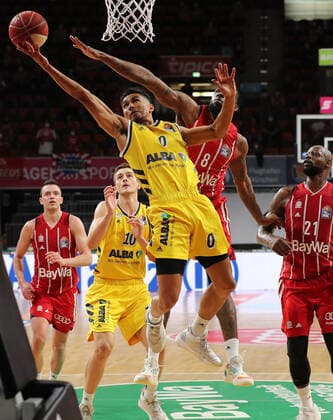 Duel between Maodo Lo Berlin and Jalen Reynolds Munich GER, FC Bayern Basketball vs Alba Berlin, Basketball, 1 Bundesliga, Playoffs 2020 2021, Final Game 3, 12 06 2021, GER, FC Bayern Basketball vs Alba Berlin, Basketball, 1 Bundesliga, Playoffs 2020 2021, Final Game 3, 12 06 2021, Munich Copyright: xEIBNER MarcelxEngelbrechtx EP_EER