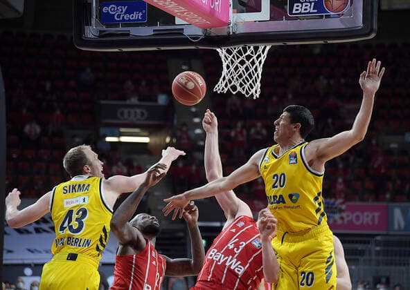 12 06 2021, xemx, basketball BBL playoff final, 3 matchday, FC Bayern Muenchen Alba Berlin emspor, v l Luke Sikma Alba Berlin , Leon Radosevic FC Bayern Basketball , Simone Fontecchio Alba Berlin duel, duel, fight, tackle Muenchen