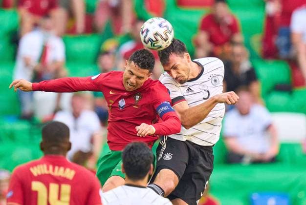Cristiano RONALDO, Por 7 compete for the ball, tackling, duel, header, zweikampf, action, fight against Mats Hummels, DFB 5 in the Group F match PORTUGAL - GERMANY at the football UEFA European Championships 2020 in Season 2020 2021 on June 19, 2021 in Munich, Germany.